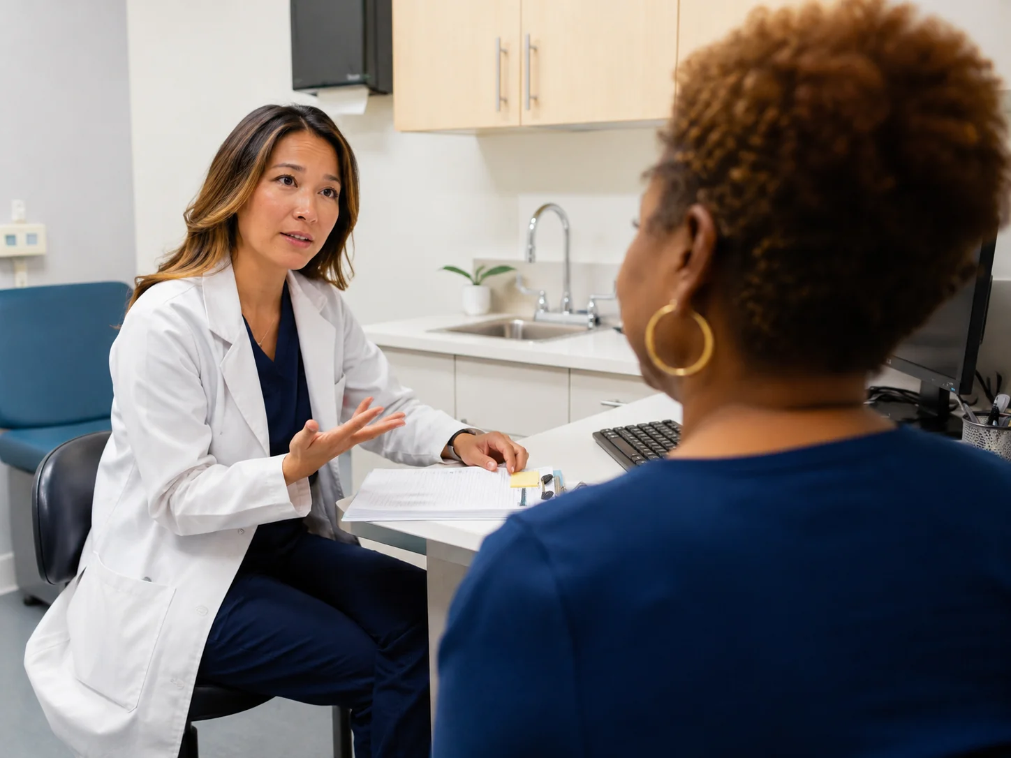 Doctora conversando con una paciente durante una consulta médica